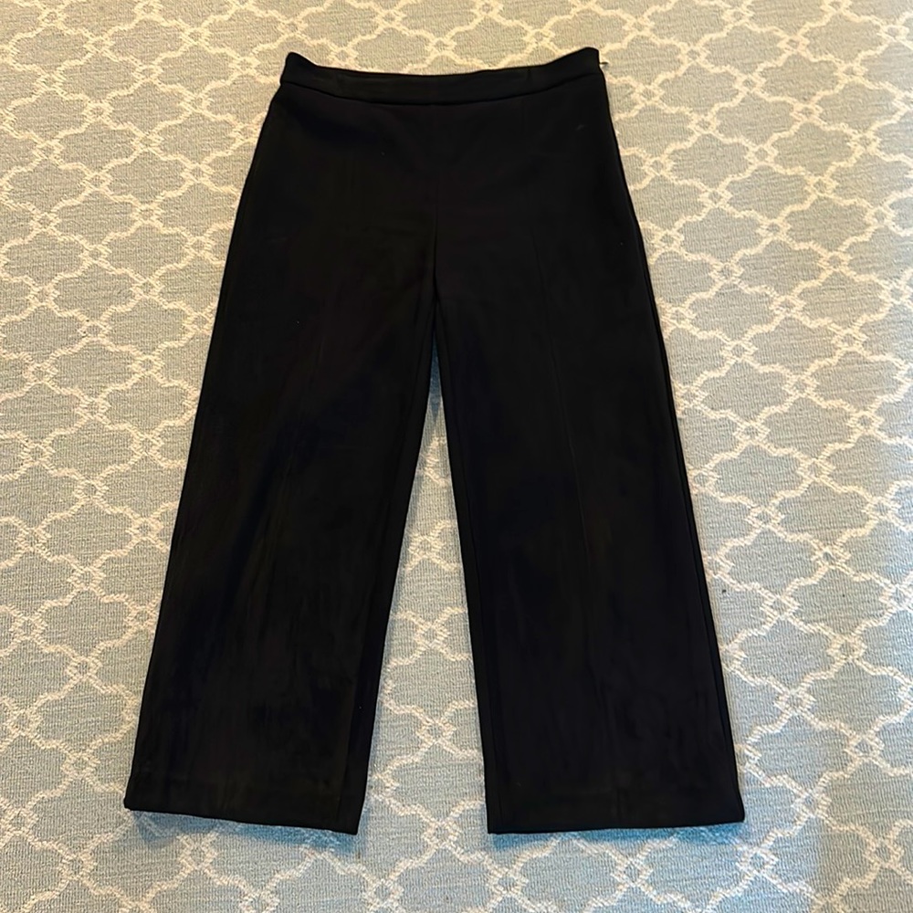 Ann Taylor size 4 Wide Legged Suede Cropped Trousers.